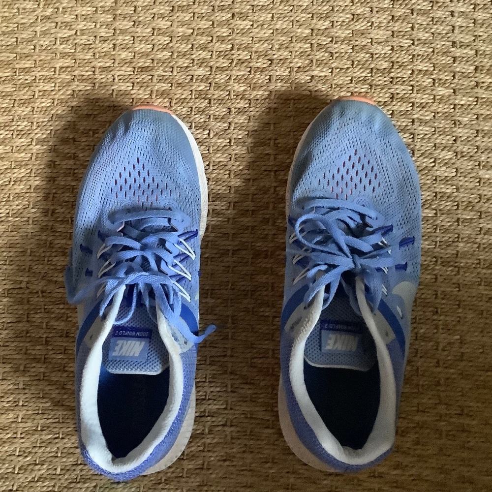 NIKE  tennis shoe.  Pretty blue. Size 9.5 and in good condition.